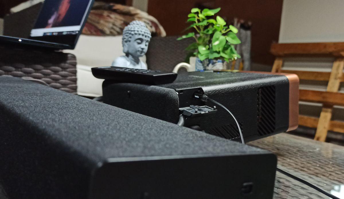 En las pruebas realizadas se conectó el proyector con una barra de sonido, vía cable y por Bluetooth. (Foto: Bruno Ortiz B.)