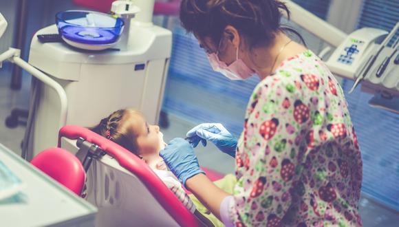 Las visitas al dentista deben empezar cuando aparecen los primeros dientes. (Foto: Freepik)