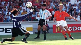 El gol ‘mágico’ con el que Dennis Bergkamp eliminó a Argentina en cuartos de final del Mundial Francia 98