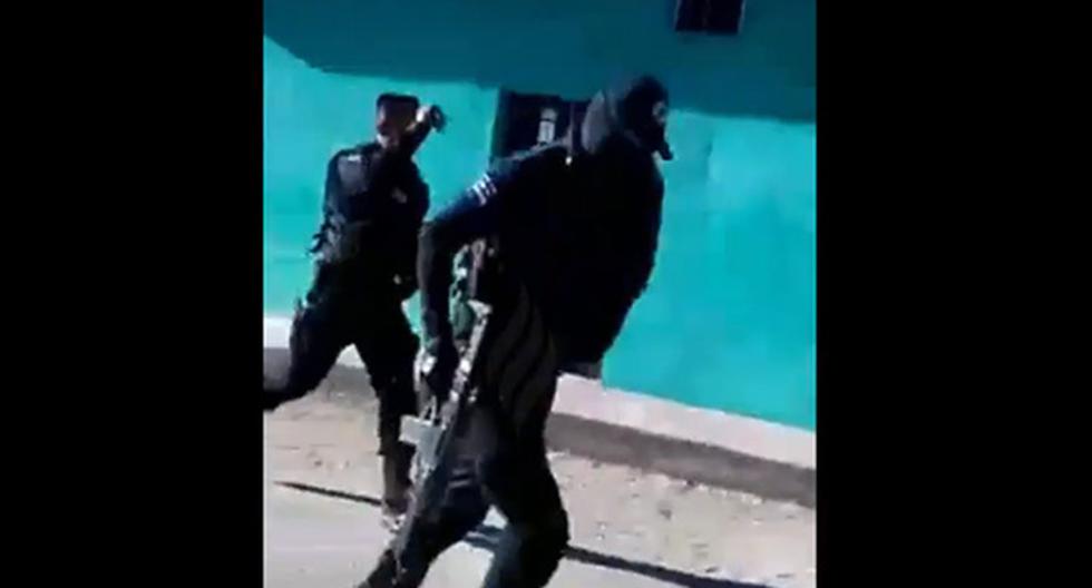 La actitud de los policías frente a los sicarios ha causado indignación en Sinaloa y México. (Foto: YouTube)