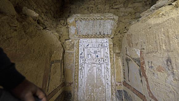 Una imagen muestra una vista del interior de la tumba recientemente descubierta en el sitio arqueológico de Saqqara, al sur de El Cairo, el 26 de enero de 2023. (Foto: Khaled DESOUKI / AFP)