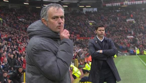José Mourinho hizo callar a los televidentes en la transmisión del partido del Manchester United contra Tottenham con este singular gesto. ¿Por qué lo hizo? (Foto: captura de video)