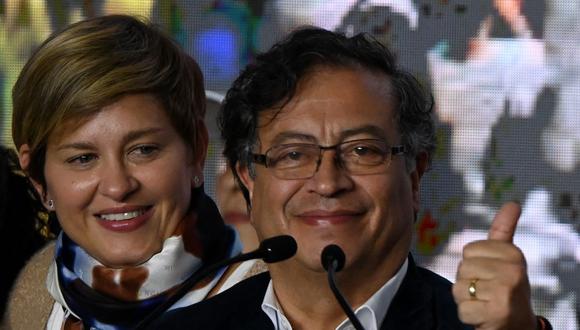 El candidato presidencial colombiano por la coalición Pacto Histórico, Gustavo Petro, celebra junto a su esposa Verónica Alcocer en la sede del partido, en Bogotá, Colombia, el 29 de mayo de 2022. (JUAN BARRETO / AFP).