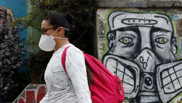 Una mujer camina con una mascarilla en Colombia, el 12 de setiembre de 2020. (EFE)