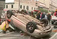 Cercado de Lima: chofer herido tras volcadura de su auto en av. Abancay | VIDEO