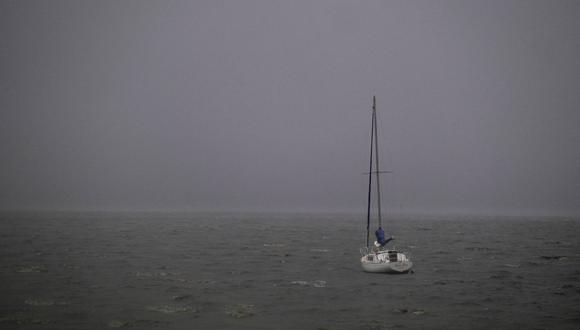 Un velero está anclado en el puerto de Charlotte antes del huracán Ian a Punta Gorda, Florida, el 28 de septiembre de 2022. (Ricardo ARDUENGO / AFP).