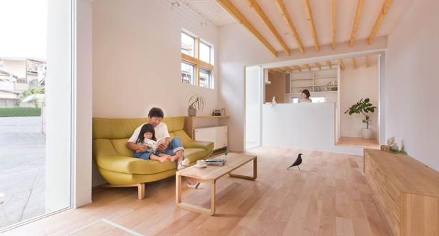 El estudio Alts Design Office debió aprovechar los 83 metros cuadrados de la casa para lograr un espacio cálido y lúdico para toda una familia. (Fuji-shokai, Masahiko Nishida / alts-design.com)