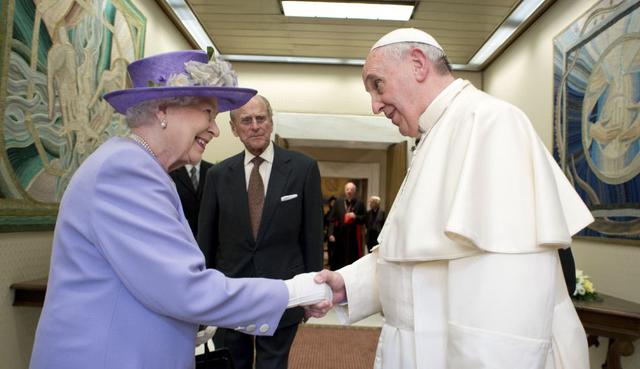 El histórico encuentro entre Isabel II y el Papa Francisco - 1
