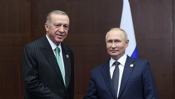 El presidente turco, Recep Tayyip Erdogan (izq.), se reúne con el presidente ruso, Vladimir Putin. (Foto de SERVICIO DE PRENSA PRESIDENCIAL TURCO / AFP )