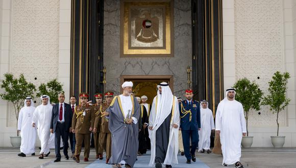 El presidente de los Emiratos Árabes Unidos, el jeque Mohamed bin Zayed al-Nahyan (derecha). (Foto de Abdulla AL-BEDWAWI / TRIBUNAL PRESIDENCIAL DE LOS EAU / AFP)