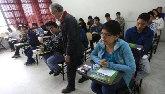 El artículo 84 de la Ley 30220, conocida como Ley Universitaria, indica que la edad máxima para el ejercicio de la docencia en la universidad pública es setenta y cinco años, siendo esta la edad límite para el ejercicio de cualquier cargo administrativo y/o de gobierno de la universidad. Pasada esta edad solo podrán ejercer la docencia bajo la condición de docentes extraordinarios. (Imagen referencial/Archivo)