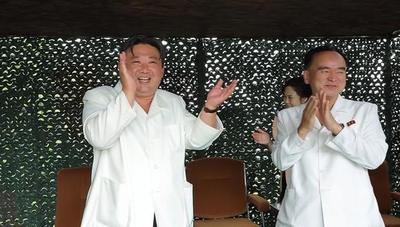 El líder de Corea del Norte, Kim Jong-un aplaude el lanzamiento de prueba de un nuevo misil balístico intercontinental (ICBM) "Hwasong-18" en un lugar no revelado en Corea del Norte, el 12 de julio de 2023. (Foto de KCNA VIA KNS / AFP)