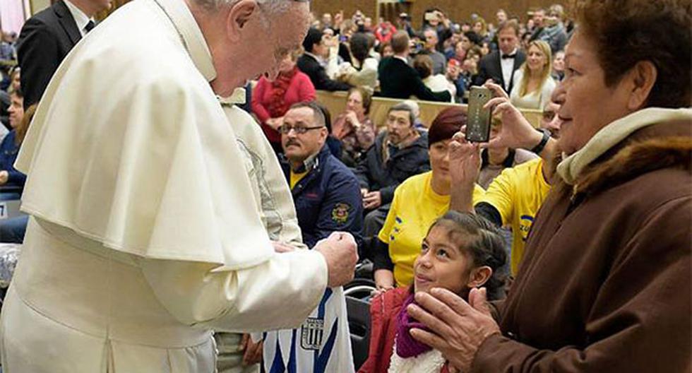 El Papa Francisco bendijo la camiseta de Alianza Lima. (Foto: Facebook Ale Y Julio)