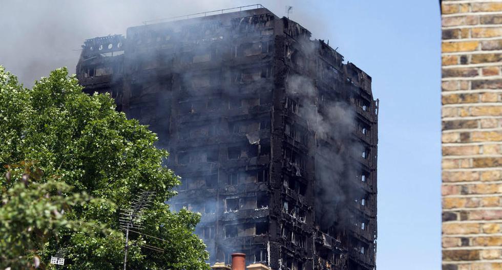 El número total de víctimas mortales por el devastador incendio en la Grenfell Tower ascendió a por lo menos 30, según se ha anunciado este viernes. (Foto: EFE)