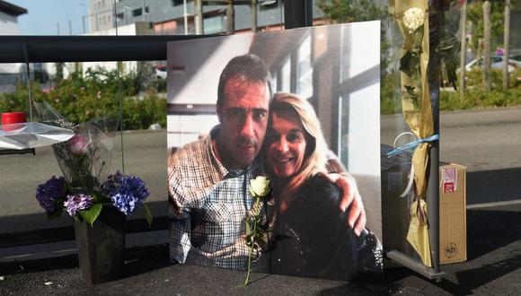 Una imagen de Veronique Monguillot y su esposo Philippe Monguillot, un conductor que murió después de ser atacado por un grupo de personas que no quería llevar mascarillas en Bayona, Francia. (Foto por GAIZKA IROZ / AFP).