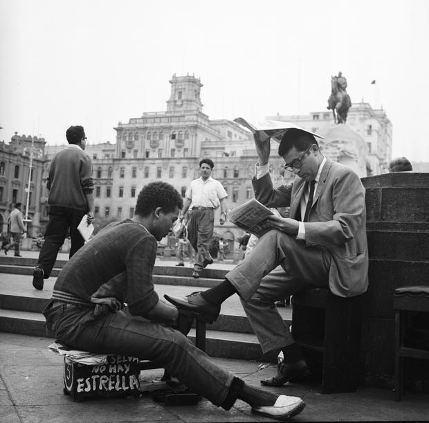 LIMA, 26 DE ENERO DE 1967

LUSTRABOTAS EN LA PLAZA SAN MARTIN.

FOTO: EL COMERCIO