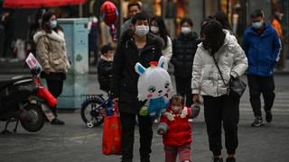 Mercados de la ciudad china de Wuhan celebran Año Nuevo Lunar, pese al recuerdo de la COVID-19