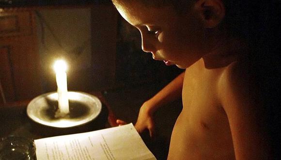 Niño cubano estudia a la luz de una vela durante un apagón (imagen de archivo).