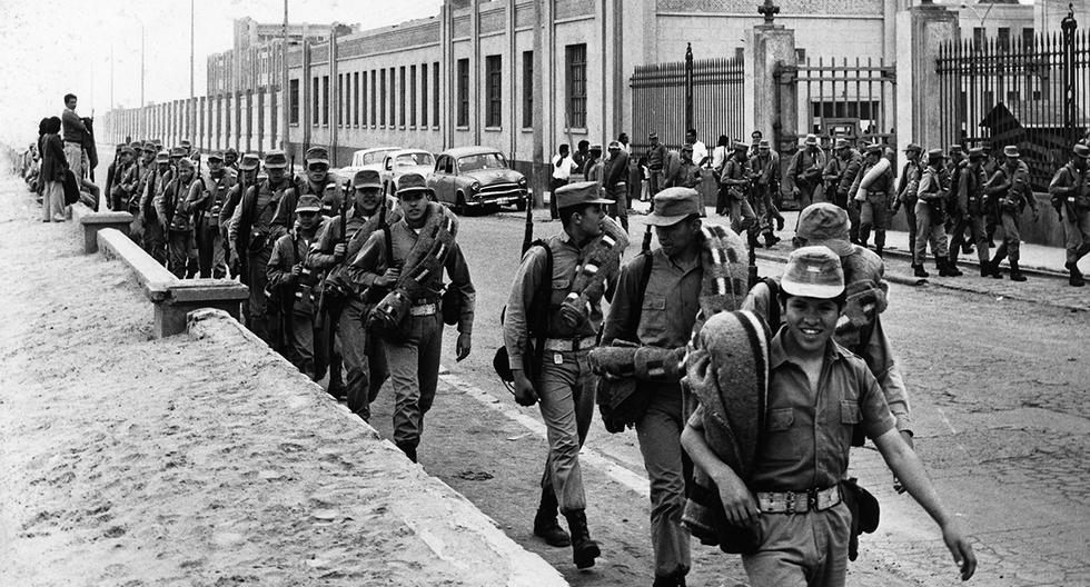 Lima, 23 de noviembre de 1977.  Los cadetes del colegio militar Leoncio Prado inician su marcha desde La Perla hasta Chorrillos, rumbo al Morro Solar. Las maniobras militares que realizaron fueron admirables. (Foto: GEC Archivo Histórico)