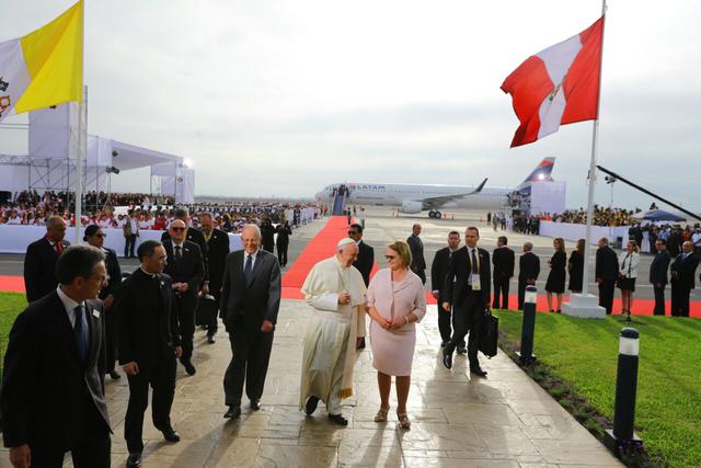 El papa Francisco arribó a Lima este jueves por la tarde. Permanecerá en el Perú del 18 al 21 de enero, días en los que acudirá también a Puerto Maldonado y Trujillo. (Foto: Presidencia)