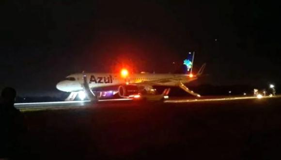 El Airbus 320 con sus toboganes de emergencia desplegados luego de sufrir una falla eléctrica con peligro de explosión. (Foto: Metrópoles).