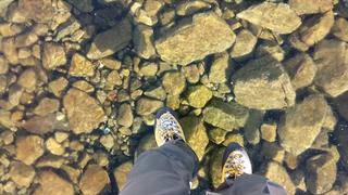 ¿Caminarías sobre este lago que parece no estar bajo tus pies?