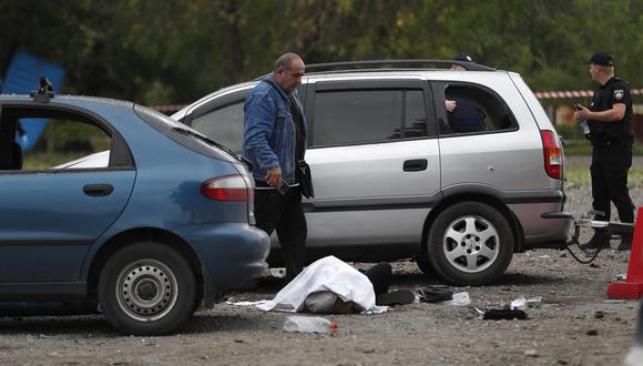 Víctimas en la escena en Zaporizhzhia, Ucrania, 30 de septiembre de 2022, donde un convoy de civiles fue alcanzado por un misil ruso. (EFE/EPA/ATEF SAFADI).