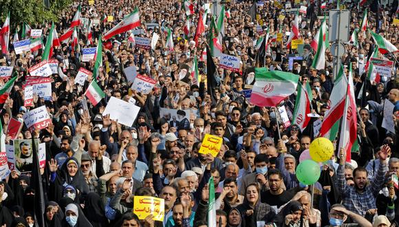 Los iraníes se reúnen en la capital, Teherán, para denunciar un tiroteo masivo en un santuario clave que mató a más de una docena de fieles, el 28 de octubre de 2022.  (Foto de AFP)