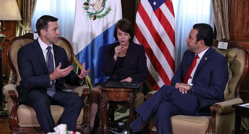 El presidente de Guatemala, Jimmy Morales (derecha), entrevistándose con el secretario interino de Seguridad Nacional de Estados Unidos, Kevin McAleenan. (Foto: AFP)