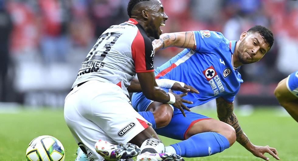 Juan Escobar (R) of Cruz Azul vies for the ball with Julian Quinones of Atlas during their Mexican Clausura 2023 tournament football match at the Azteca stadium in Mexico City on May 6, 2023. (Photo by CLAUDIO CRUZ / AFP)