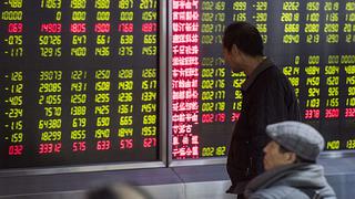 Bolsas chinas suspendieron sus operaciones por fuerte caída