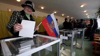 Crimea acude en masa a votar en el referéndum separatista