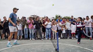 Rafael Nadal jugó tenis con niños de un barrio marginal de Buenos Aires [FOTOS]