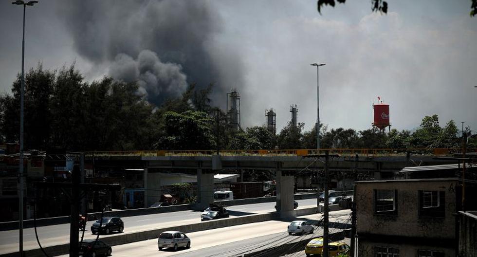El fuego habría comenzado en uno de los camiones cisterna en la refinería y ya destruyó varios vehículos de transporte del combustible. (Foto: EFE)