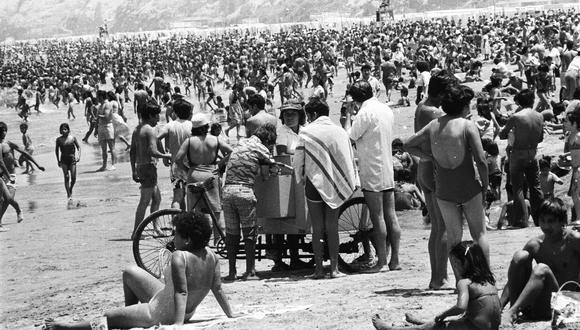 Un mar de gente -en el sentido literal y figurado- visita la playa de Agua Dulce (Barranco) un día cualquiera del verano de 1976. Para ese entonces las carretillas de heladeros solían entrar a algunas playas, con ruedas y todo, para satisfacer el antojo de los veraneantes.