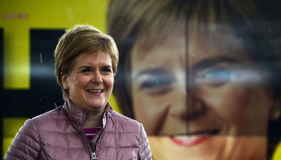 La primera ministra de Escocia y líder del Partido Nacional Escocés (SNP), Nicola Sturgeon, hace campaña en Dumbarton el 5 de mayo de 2021. (Foto de Andy Buchanan).