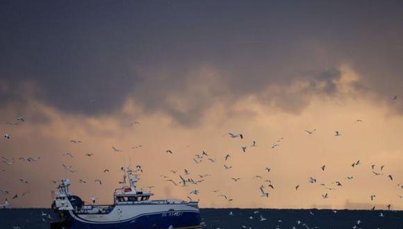 Pescadores a bordo del buque de arrastre Manureva, con base en Boulogne-sur-Mer en el Mar del Norte, frente a la costa del norte de Francia. Imagen referencial. REUTERS