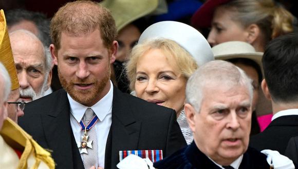 El príncipe Harry, duque de Sussex (izquierda) y el príncipe Andrés, duque de York (derecha) de Gran Bretaña se van después de asistir a las coronaciones del rey Carlos III de Gran Bretaña y la reina consorte Camilla de Gran Bretaña en la Abadía de Westminster en el centro de Londres el 6 de mayo de 2023. AFP