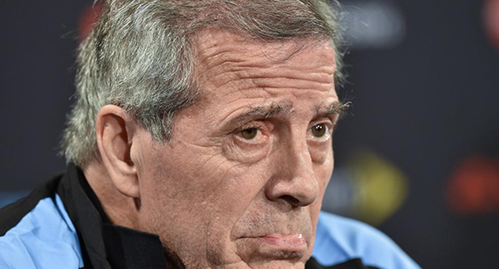 El DT de Uruguay Óscar Washington Tabárez tiene un problema al caminar y revelaron los motivos. (Foto: AFP)