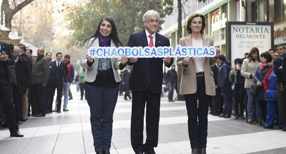 El presidente Sebastián Piñera promulgó la ley en Chile y quien la infrinja pagará multas de 370 dólares por cada bolsa entregada a los clientes. (Foto: EFE)