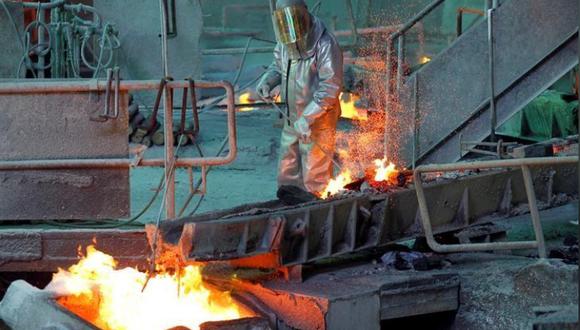 En la imagen de archivo, un trabajador supervisa un proceso en una planta de refino de cobre de la minera estatal Codelco en Ventanas, Chile. (Foto: Reuters/Rodrigo Garrido)