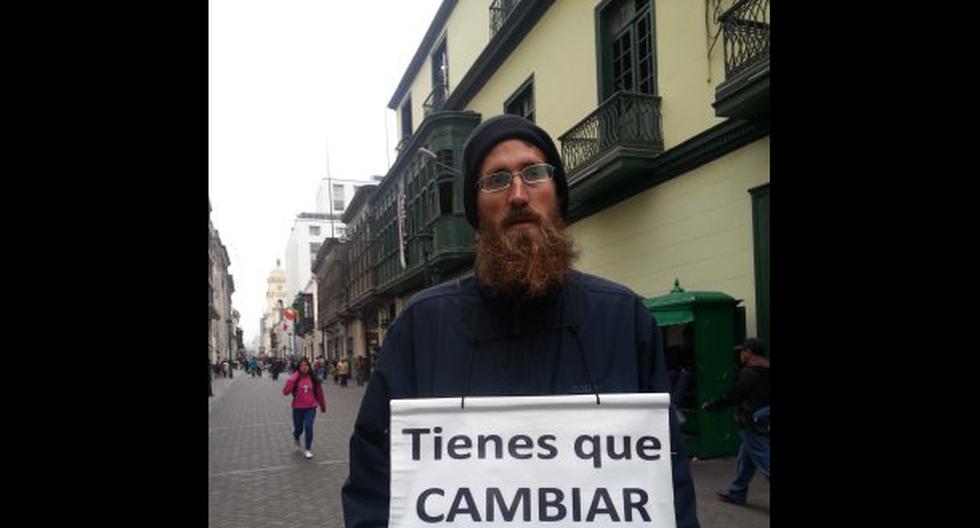 El estadounidense Olen Yutzy está de pie durante horas con dos carteles en el Centro de Lima. (Foto: Peru.com)