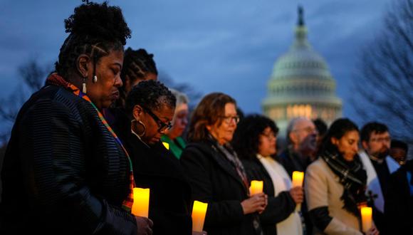 La noche del jueves se celebró una vigilia frente al Capitolio en honor a las víctimas.