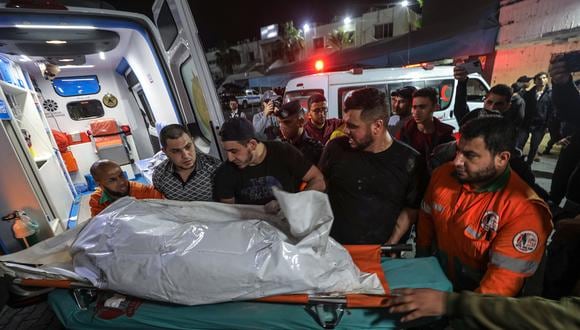 Palestinos llevan el cuerpo de un miembro del movimiento de la Yihad Islámica en el hospital Al Shifa después de los ataques aéreos de Israel en la ciudad de Gaza, el 9 de mayo de 2023. (Foto de EFE/EPA/MOHAMMED SABER).
