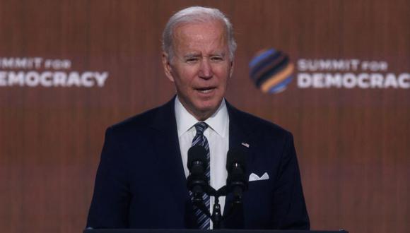 El presidente de Estados Unidos, Joe Biden, pronuncia un discurso de clausura con los líderes de las naciones democráticas en la Cumbre virtual por la Democracia del Departamento de Estado en la Casa Blanca en Washington. (Foto: REUTERS / Leah Millis).