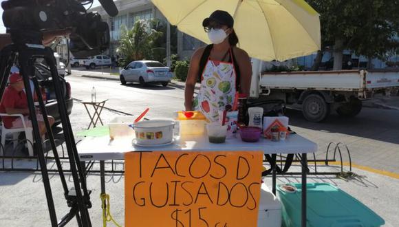 Maya Vera vende tacos de guisado a quince pesos para solventar los gastos económicos en su hogar y también para poder culminar sus estudios. (Foto: Televisa)