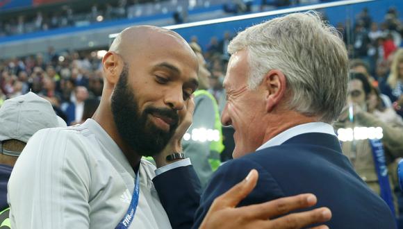 Thierry Henry, asistente técnico de Bélgica, se tomó el tiempo para ir al banquillo de Francia y saludar a cada uno de los integrantes del comando técnico. Al final se fundió en un emotivo abrazo con Didier Deschamps. (Foto: AFP)