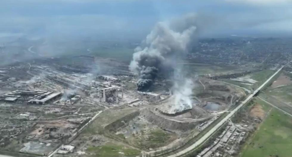 Vista aérea capturada por un drone que muestra humo saliendo de la planta de acero de Azovstal, producto del asedio de las tropas rusas contra Mariúpol. EFE