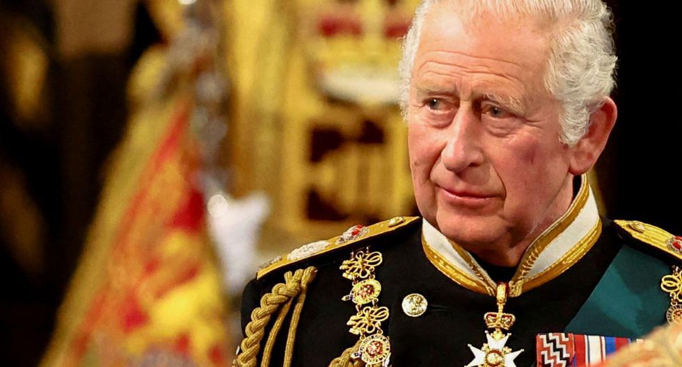 El Príncipe Carlos de Gran Bretaña pasa por la Galería Real durante la Apertura Estatal del Parlamento británico, el 10 de mayo de 2022. (HANNAH MCKAY / AFP).
