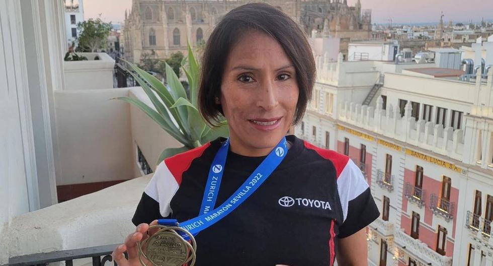 Gladys Tejeda con la medalla de participación en la Maratón de Sevilla. (Foto: Gladys Tejeda)